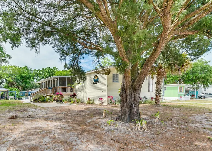 Waterfront Weeki Wachee Home W/ Fire Pit!